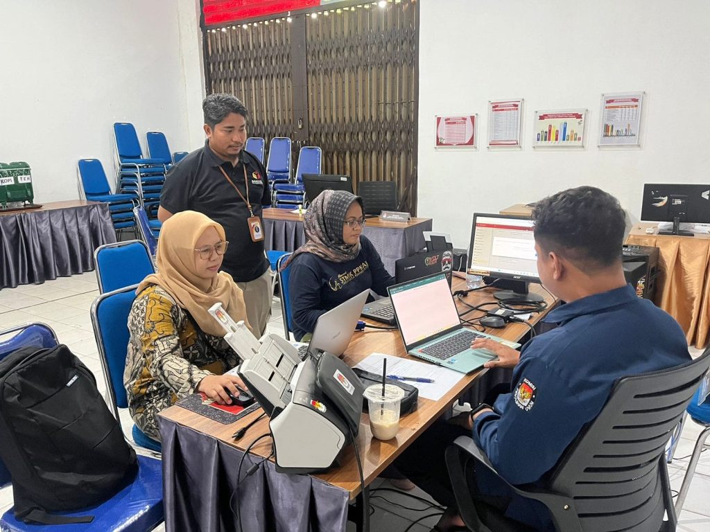 Anggota Bawaslu Kota Tarakan, A.Muh.Saiffullah melakukan pengawasan pendataan LADK Peserta Pemilu, Minggu (07/01/2024).
