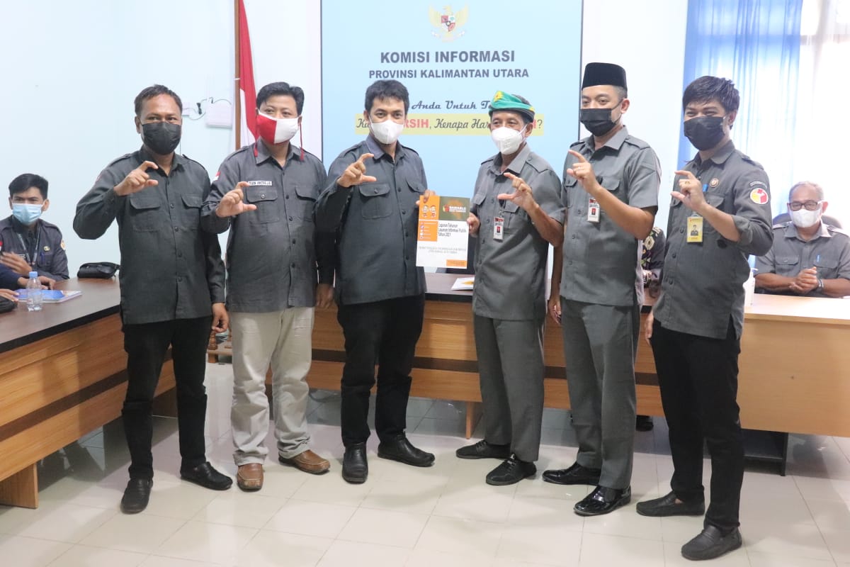 Amanah Perbawaslu 10 Tahun 2019 : Bawaslu Tarakan menyerahkan langsung Laporan Layanan Informasi ke Komisi Informasi Provinsi Kaltara