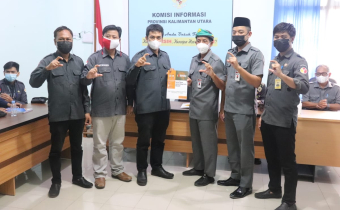 Amanah Perbawaslu 10 Tahun 2019 : Bawaslu Tarakan menyerahkan langsung Laporan Layanan Informasi ke Komisi Informasi Provinsi Kaltara