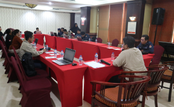 A.Muh.Saifullah melakukan Pencocokan Data yang diperoleh dari hasil Pengawasan dengan Data yang di terima KPU Tarakan dari Kemendagri (8/9/2024)