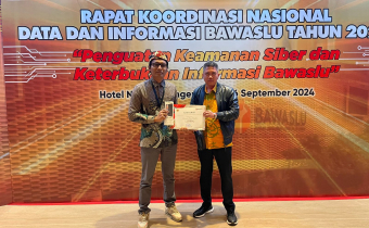 Ketua Bawaslu Kota Tarakan, Riswanto, S.Pd dan Plt. Kepala Sekretariat Bawaslu Kota Tarakan, Rahmat Nur, S.E,.M.H Menerima penghargaan Keterbukaan Informasi Publik Tahun 2024, Penghargaan ini diberikan pada kegiatan Rapat Penguatan Keamanan Siber dan Keterbukaan Informasi Bawaslu, di Hotel Novotel, Tangerang. (5/9/2024).